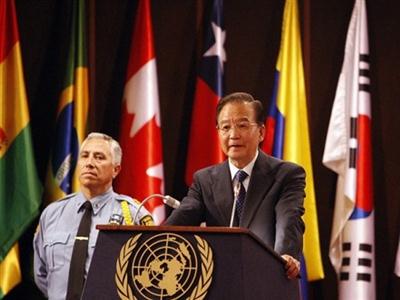 Thủ tướng Trung Quốc Ôn Gia Bảo thăm trụ sở Ủy ban Liên hợp quốc về kinh tế khu vực Mỹ Latinh và Caribê (ECLAC) ngày 26-6. 