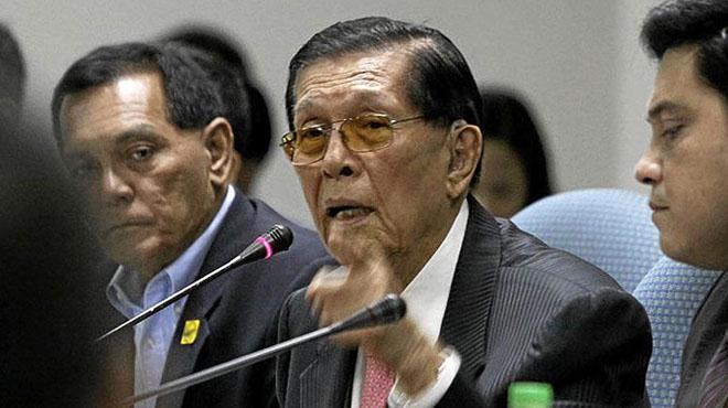 Chủ tịch Thượng viện Philippines Juan Ponce Enrile (giữa) 