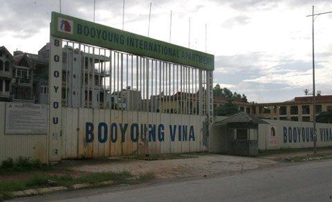 Dự án Booyoung Vina tại khu đô thị Mỗ Lao đến nay vẫn chỉ là bãi đất, tường rào sắt xây quanh