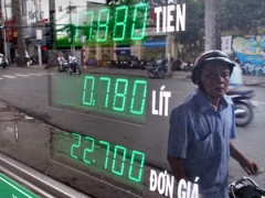 VN fuel prices remain stubborn amid global slump