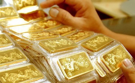 Gold slumps, dollar slips after FED announcement