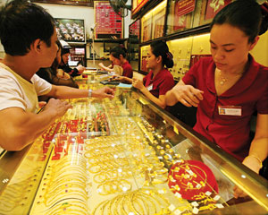 Gold surges above VND42 million