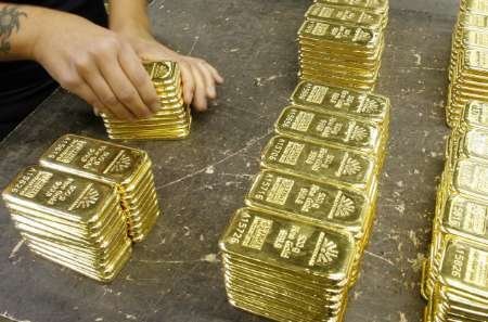 Gold edges up, dollar escalates