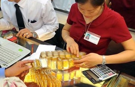 Gold prolongs losing momentum