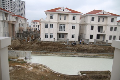 Foreign firms also bog down in real estate projects