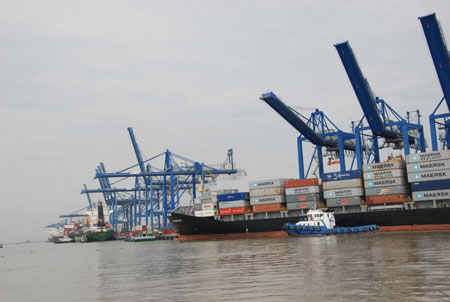 Vietnamese exporters pay the penalty for heavy reliance on foreign ships