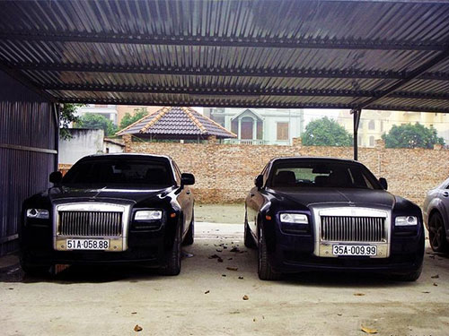 Vietnamese measure richness in luxurious cars and smart phones