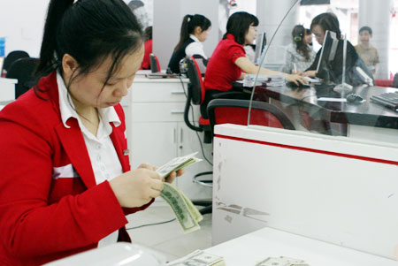 Dollar sell rate peaks in Viet Nam