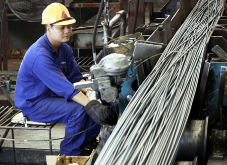 Steel firms struggle to cut inventory