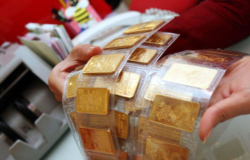 Domestic gold prices hit record low