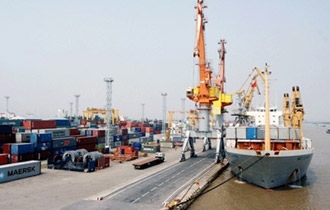 Big guys rush to build seaports