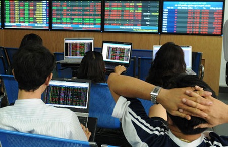 Shares decline on both bourses