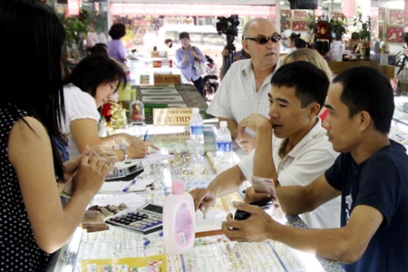 Local gold price tumbles after Fed prompts global sell-off