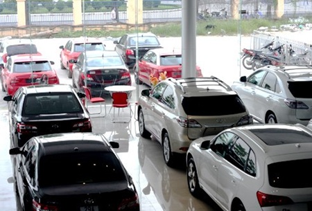 Car buyers wait for reduced fees