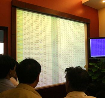 Shares fluctuate on mixed data, tardy trading