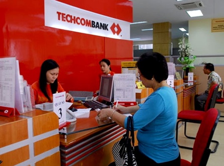 Banks lure depositors with Tet offers