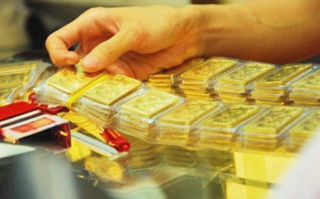 Gold prices drop to three-week low amid global slump