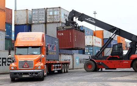 Deficit higher as shipments plunge