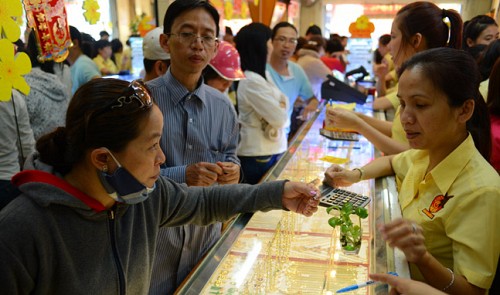 Crowds queue to buy gold on God of Wealth Day