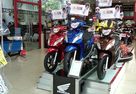 Long Tet holiday hits motorbike sales