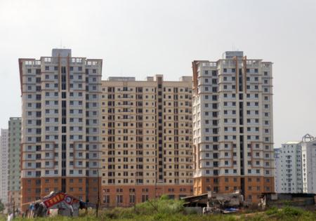 Construction ministry stops licensing housing projects to ease overabundance