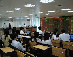 Shares advance on HCMC bourse