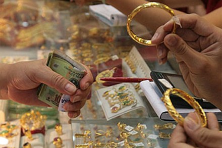 Gold prices fall in world, domestic markets