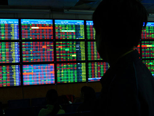 Shares fall in morning trading