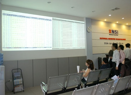 Shares end mixed in subdued trade