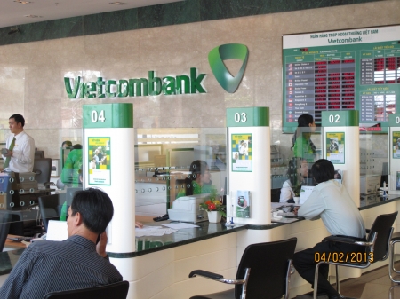 Vietcombank lists more shares