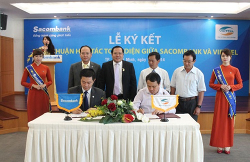Sacombank boosts co-operation with telecom operator Viettel