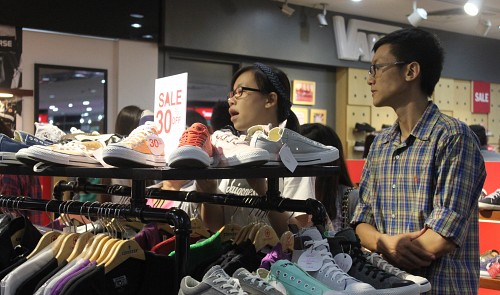 Saigon Tax Center sudden shutdown: shoppers smile, traders cry