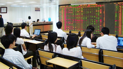 VN-Index surpasses five-year peak on strong local buys