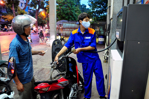 Petrolimex cuts price of gasoline