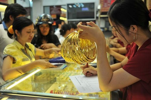 Gold prices rise as forex rates fall