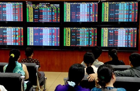 HCM City stocks bounce back with help from Vinamilk, PetroVietnam