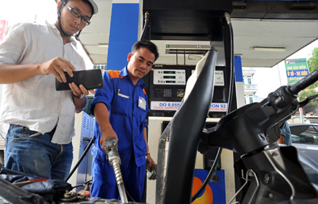 Petrolimex cuts petrol prices following global markets