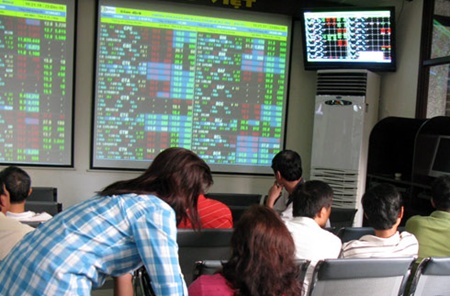 VN stock markets end mixed