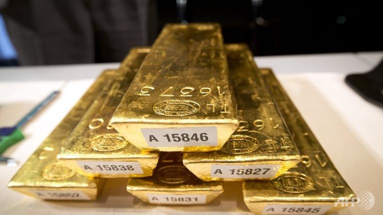 Gold price tumbles to four-year low