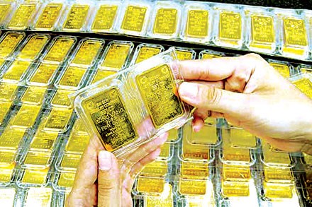 Gold price declines as dollar surges
