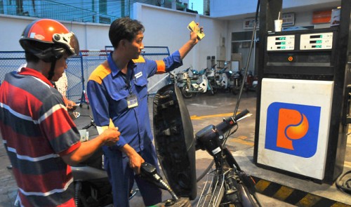Gasoline price in Vietnam hits record low following 10th cut