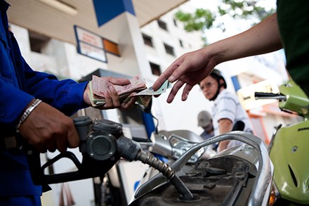 Viet Nam sees eleventh petrol price cut