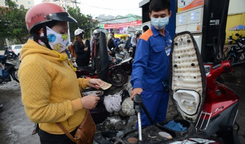 Vietnam premier calls for ways to cope with tumbling oil price