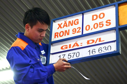 Retail petrol prices drop again: Petrolimex