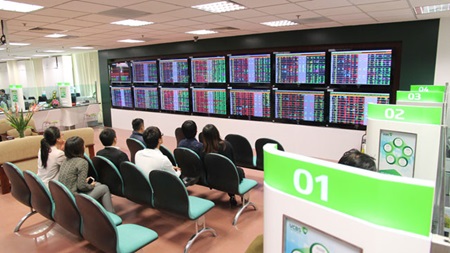 VN-Index climbs on blue chips