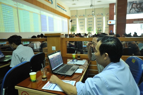 Shares advance on both stock exchanges