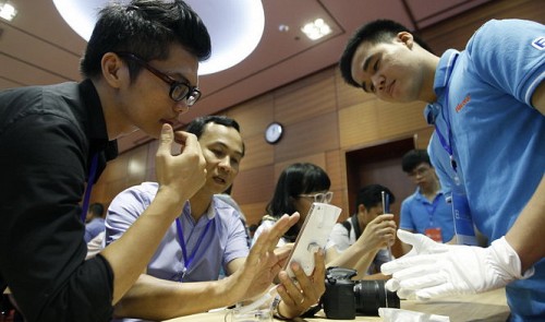 First-day sales of Vietnam’s Bphone hit almost 12,000 handsets: manufacturer