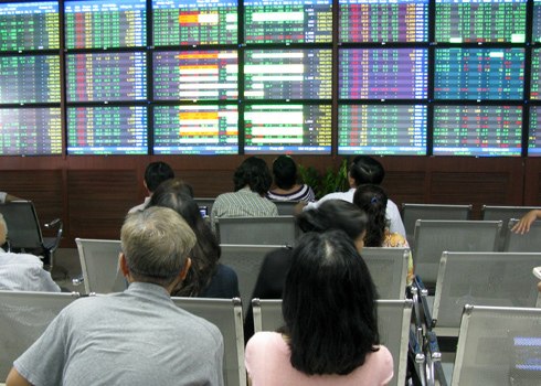 Vietnam seeks to cut share repayment period to help stock market