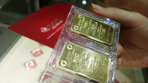 Gold prices fall to five-year low