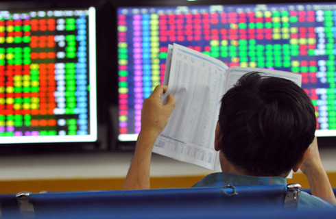 Stock indices end almost flat this morning